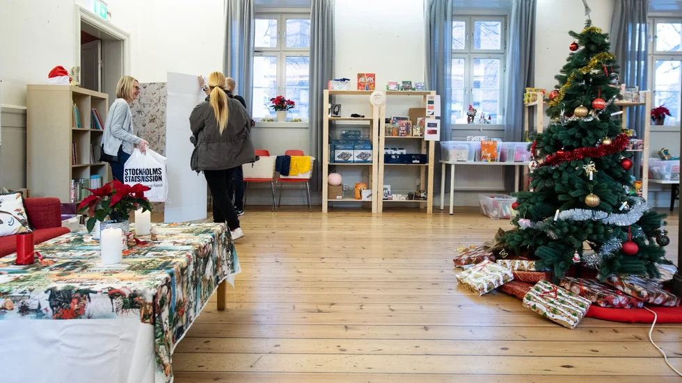 Stadsmissionen samlar in och delar ut julklappar till behövande.