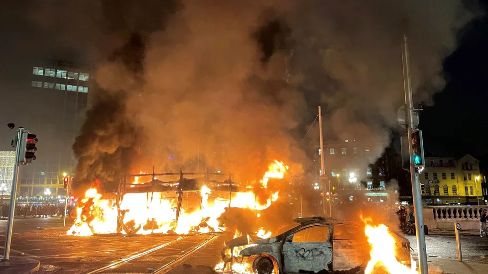 Polisen anklagar en "fullständigt dåraktig fraktion driven av högerextrem ideologi" för oroligheterna. Bild från i torsdags.