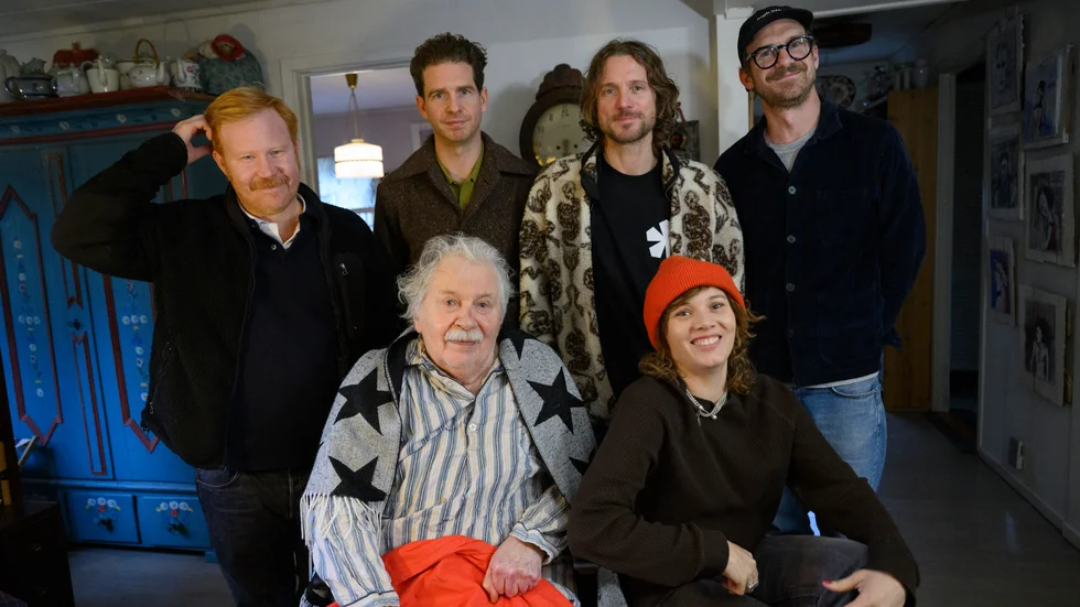 Bandet Amason, från vänster Nils Törnqvist, Petter Winnberg, Gustav Ejstes, Pontus Winnberg, och Amanda Bergman gör en serie julkonserter i samarbete med Staffan Westerberg (mitten).