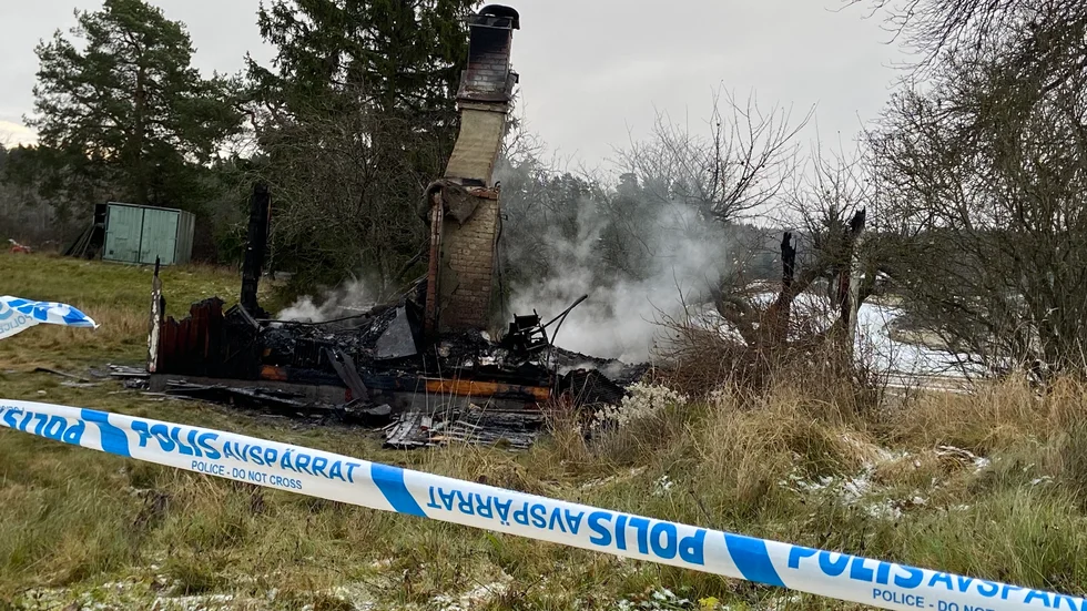 Rök från huset under tisdagsmorgonen. Även under måndagskvällen pyrde det i brandresterna.