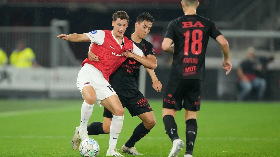 Ruben van Bommel med bollen i en ligamatch med AZ. Arkivbild.