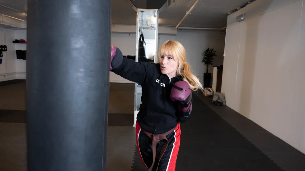 Frida Walter har skaffat sig svart bälte i kickboxning. Ingen sätter sig längre på henne! Nu hjälper hon andra att lämna våldsamma män.