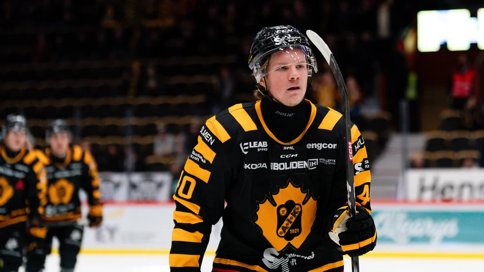 Anton Heikkinen använder ett halsskydd som täcker hela halsen.
