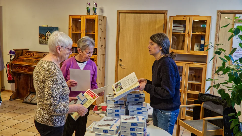 Gulli Appelquist och Lotta Bägerfeldt fick likt alla andra pensionärer som deltog på träffen hjälp av Nina Nordlund att välja rätt broddar.