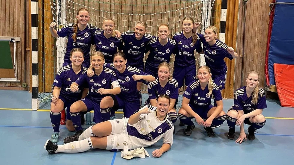 Motala FK:s damlag tog säsongens första seger, 21-0 mot Waria i Norrköping på söndagen.