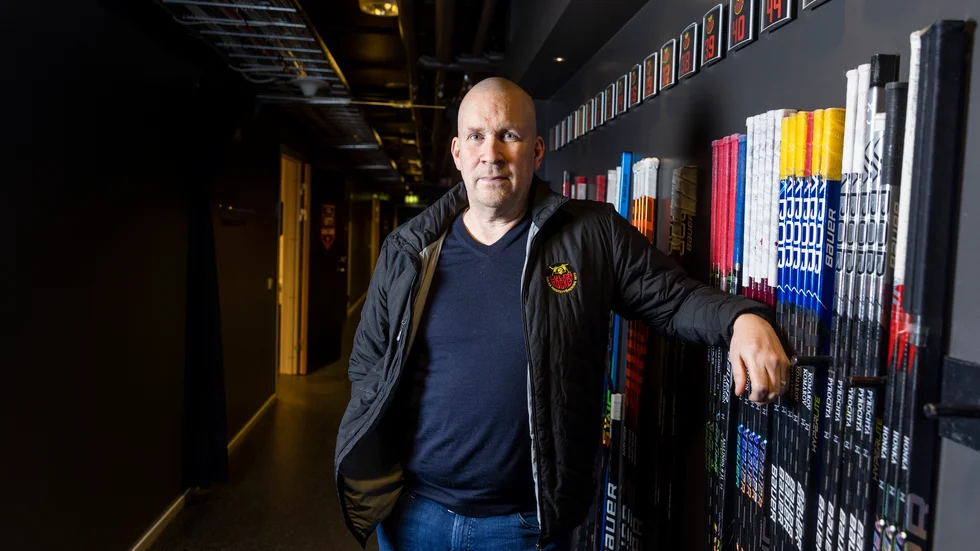 "Jag har inga problem med kritik, om den är saklig, och vi kanske ska ha det för att vi inte lyckades hitta den där spetsspelaren. Så jag tar den. Spetsspelare var det, samtidigt, ingen klubb som lyckades hitta", säger Stefan "Skuggan" Nilsson.