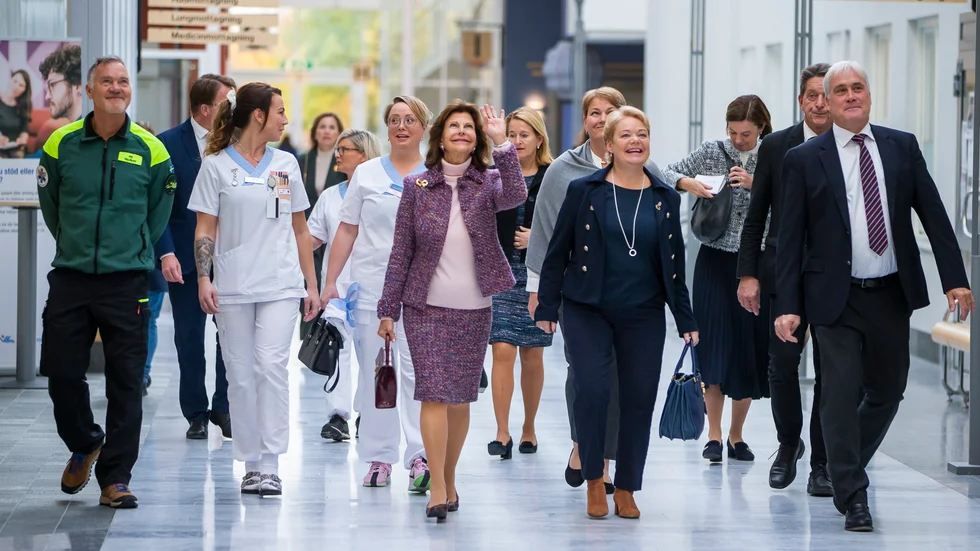Glada leenden i Sunderby sjukhus vid kungabesöket i september 2021. Men insändarskribenten menar det inte finns mycket att le åt där. "Sjuksköterskorna flyr, läkarsekreterare likaså, läkare får mindre och mindre tid för sina patienter och kompetenserna flyr".