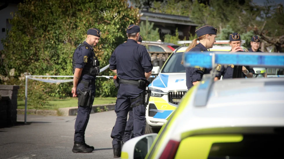 Polisen på plats i Gränbyområdet under torsdagen, där en kvinna sköts till döds under natten.