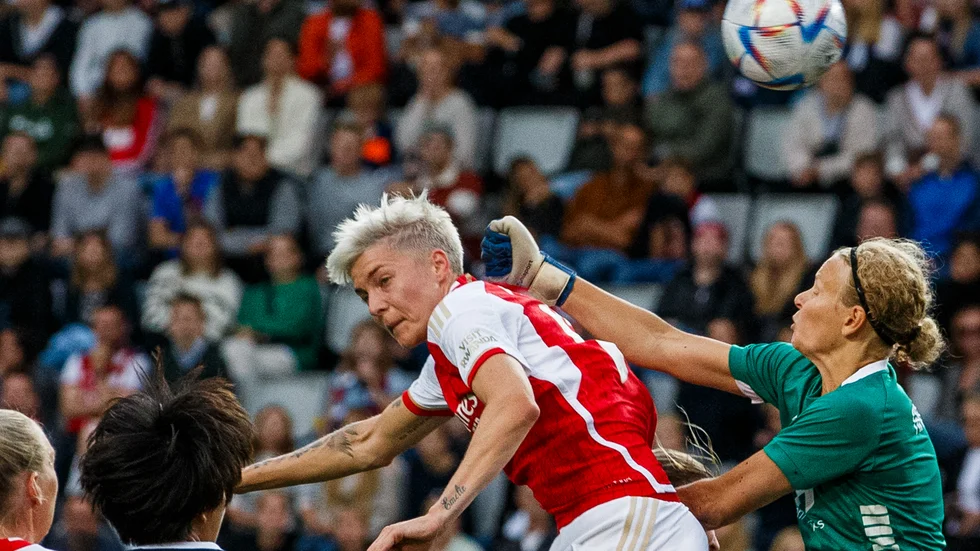 Lina Hurtig gör mål på Cajsa Andersson.