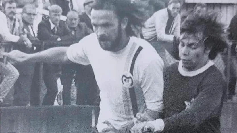 Fotboll. Motala AIF:s Lasse Blomberg i kamp på Idrottsparken, mot Kenty 1972. Blomberg gick bort förra veckan och minns med värme och glädje i den lokala fotbollen. "Han var bäst", säger vännen Leif Sporrong.