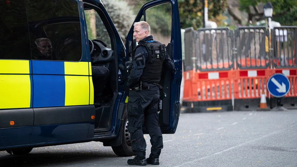 Polisen i Chiswick, London, under lördagens sökande efter 21-åringen som misstänks för terrorbrott.