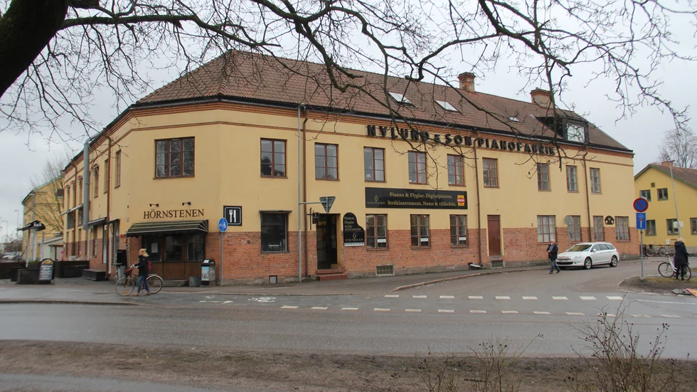 Ett kassaskåp och flera datorer stals fråm Pianofabriken.