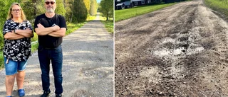 Djupa gropar och fåror – byborna rasar mot indraget vägunderhåll