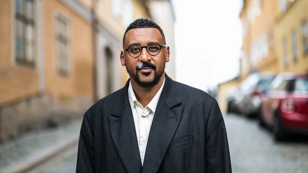 "Vi lider av begreppsfattigdom i Sverige kring frågor kopplade till hudfärg och rasism. Det blir lite som att spela tennis i en tvångströja", säger författaren Barakat Ghebrehawariat. Hans bok "Får man säga svart" framhåller att vi behöver ett gemensamt språk för att motverka diskriminering.