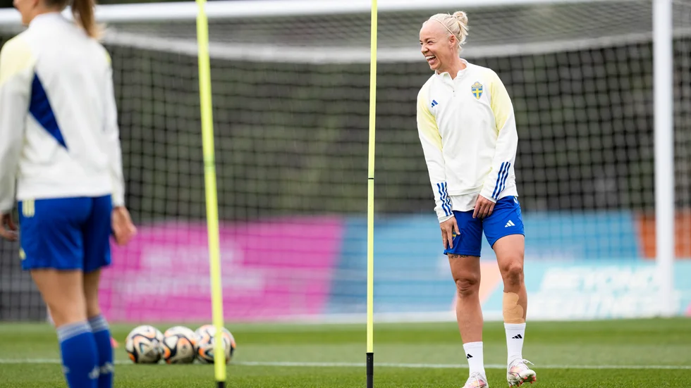 Caroline Seger under måndagens träning med det svenska fotbollslandslaget, dagen före semifinalen mot Spanien i fotbolls-VM i Auckland, Nya Zeeland.
