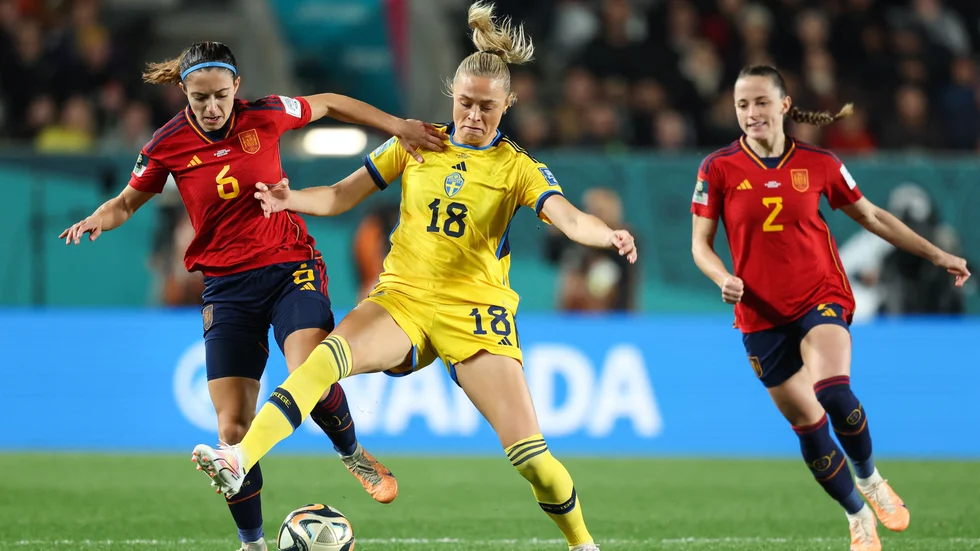 Fridolina Rolfö och Aitana Bonmati (6) i kamp om bollen under VM-semifinalen.