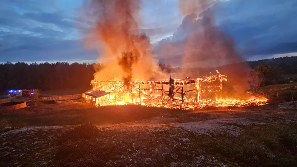 En ladugård började brinna under tisdagskvällen. Branden orsakades troligtvis av ett blixtnedslag.