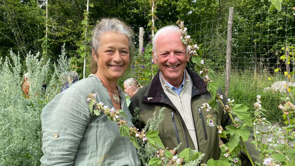 Ina M Andersson, Osprey farm and studio, med klosterföreningens botaniker Gunnar Widaeus. Tillsammans har de hjälpts åt att ta fram den nya örtagården.