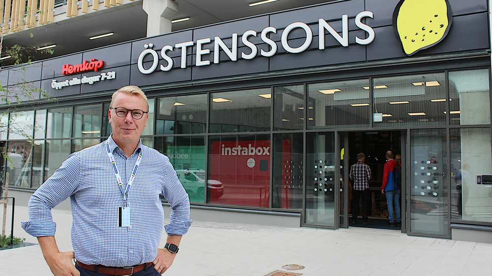 Anders Lindblom, Östenssons vd, berättar att förberedelserna inför öppningen på Folkungavallen är i full gång. "Vi räknar med 21 september", säger han.