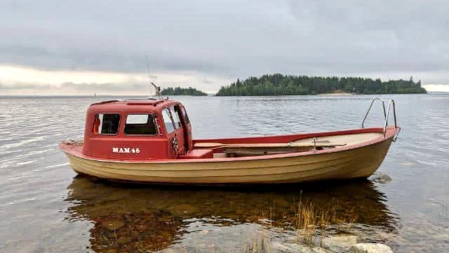 Sjöfartsverkets Sjö- och flygräddningscentral sökte efter ägaren till den övergivna båten, under måndagseftermiddagen fick man napp.