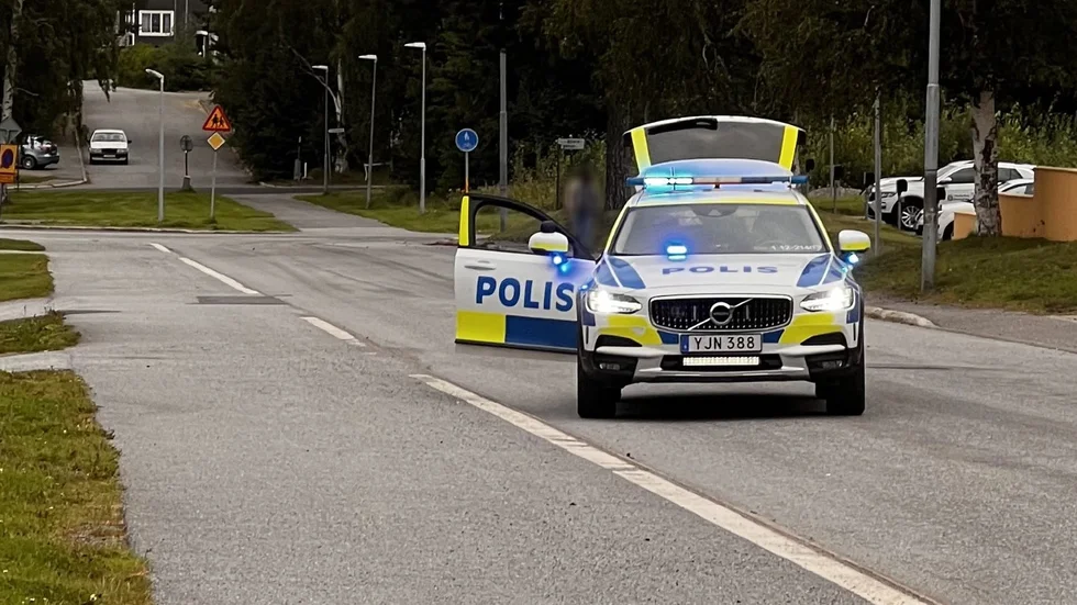Ett vittne fotade den första patrullen som anlände till Skelleftehamn i lördags.