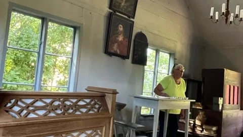 Cykelfrämjandet Gotlands besök i Hjorterianernas kapell i Burs.