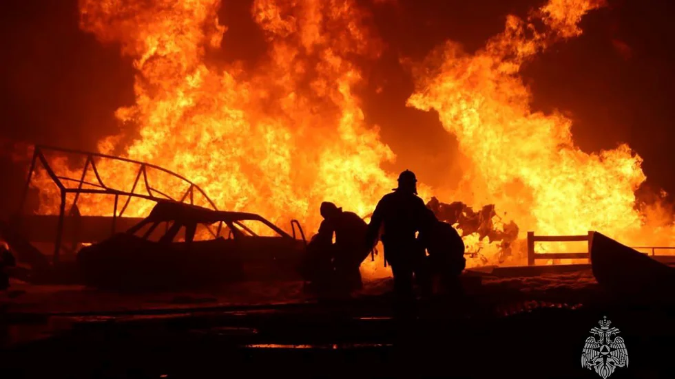 Brandkåren jobbar i Machatjkala.