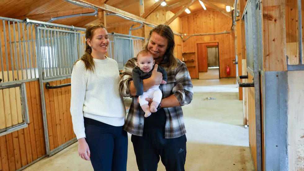 Att Svea Torstensson Vretander växer upp och blir en hästtjej är nog sannolikt när mamma Catharina Torstensson och pappa Alfred Emanuelsson Vretander precis köpt en hästgård. 