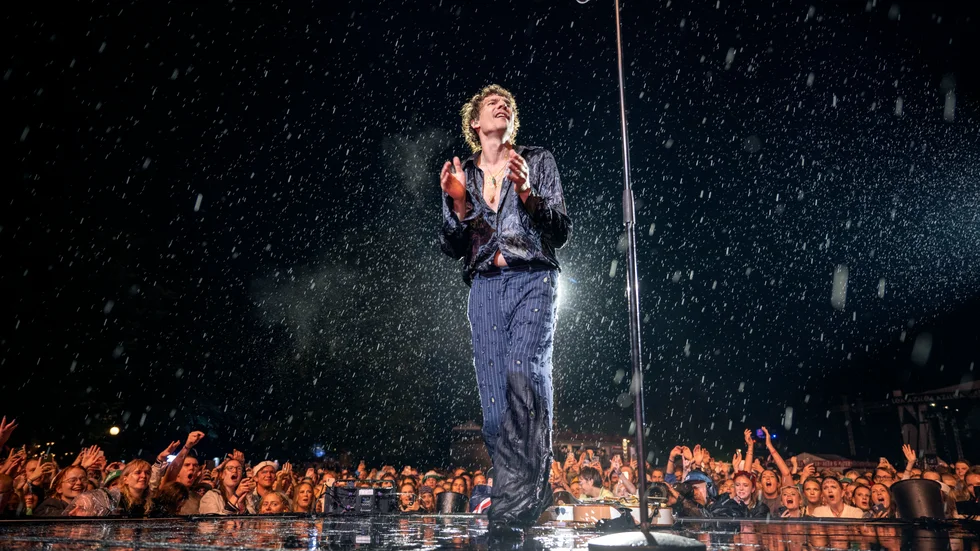 Regnet öste ner under Håkan Hellströms konsert på Way Out West.