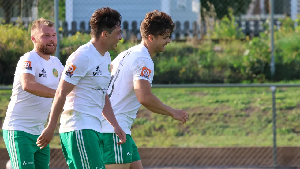 Sebastian Strömbom, till vänster, gjorde en stark match mot Assyriska. Det gjorde även målskyttarna Diego Toribio Urrutia och Rasmus Samuelsson. 