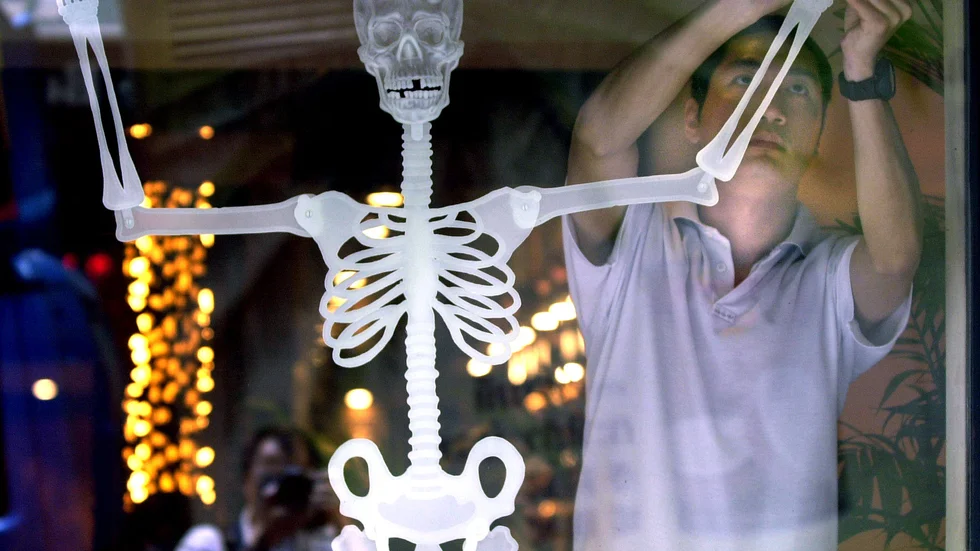 Skelettet på Danderyds gymnasium hade använts som spökutsmyckning. Arkivbild.