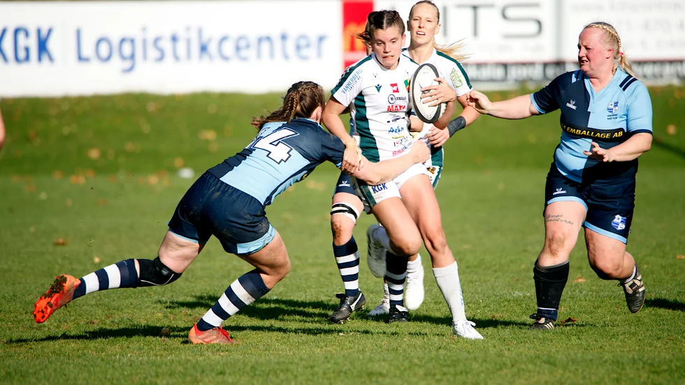 Rebecka Larsson, här i bra väder från första bronsmatchen, satte två av ERK:s poäng under lördagen.