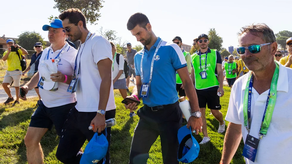 Tennisstjärnan Novak Djokovic, i blått, följde Ludvig Åberg under hela svenskens foursomematch i Ryder Cup på fredagen.
