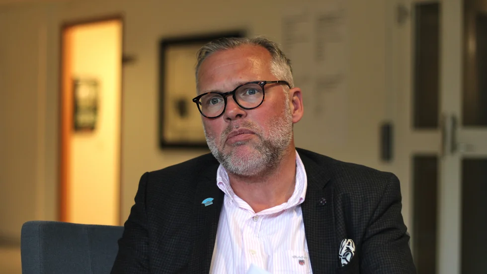 Per Stark (M) står inte bakom nedläggningen av de lokala idrottsprogrammen på Platengymnasiet. Ett beslut som han tycker borde tagits politiskt. "Vi vill se ett omtag", säger Stark.