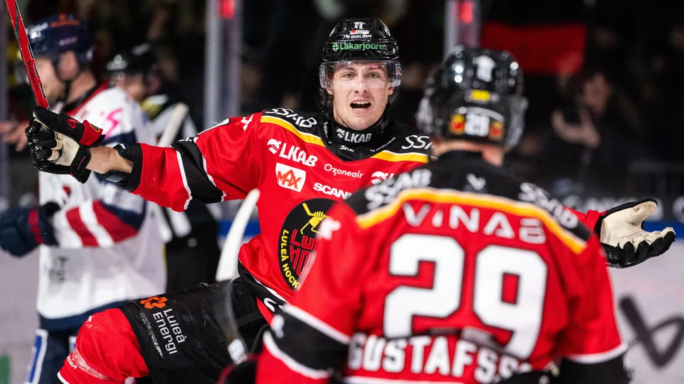 David Lilja jublar över sitt första SHL-mål i karriären.