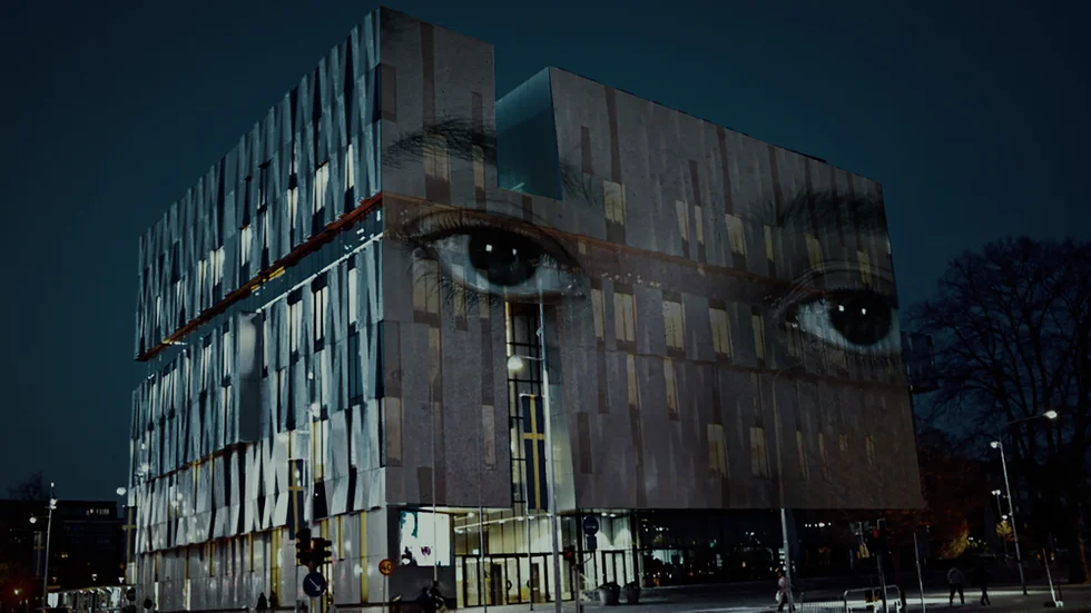 Peder Bjurman och videokonstnären Johannes Ferm Winklers verk "All eyes" visar ögonpar som filmas medan de tänker på framtiden. Människorna vars ögon visas, kommer från olika delar av Uppland. Bilden är ett montage.