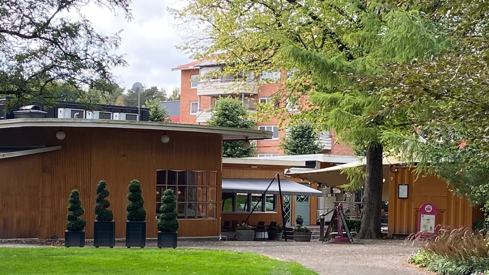 Restaurangen är öppen för matgäster, men de får hålla tillgodo med alkoholfritt i glaset.