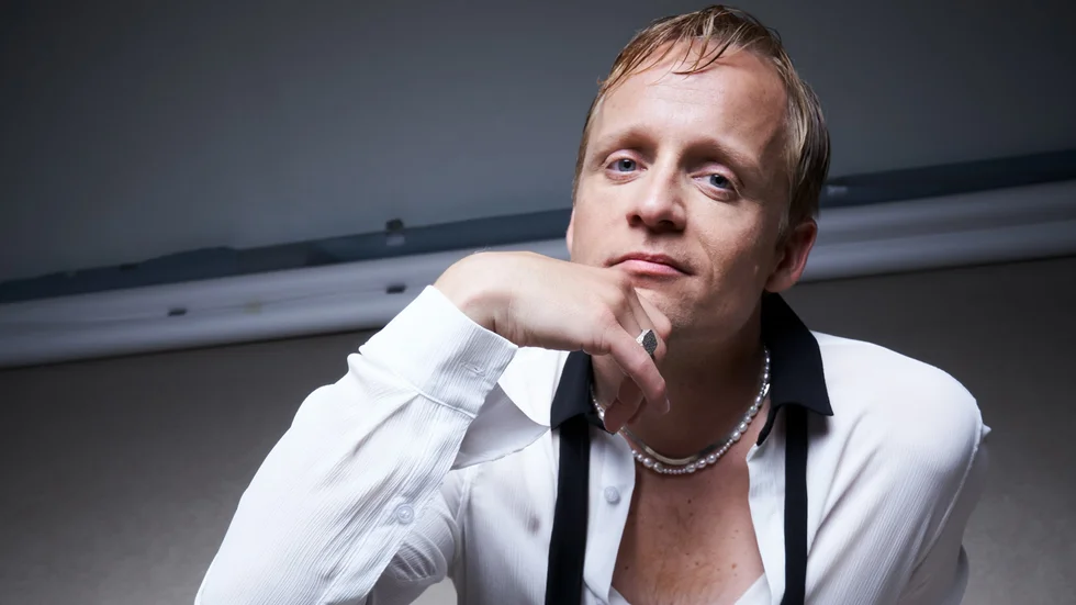 Andreas Weise kommer under torsdagen till Oxelösund med sin pågående turné.