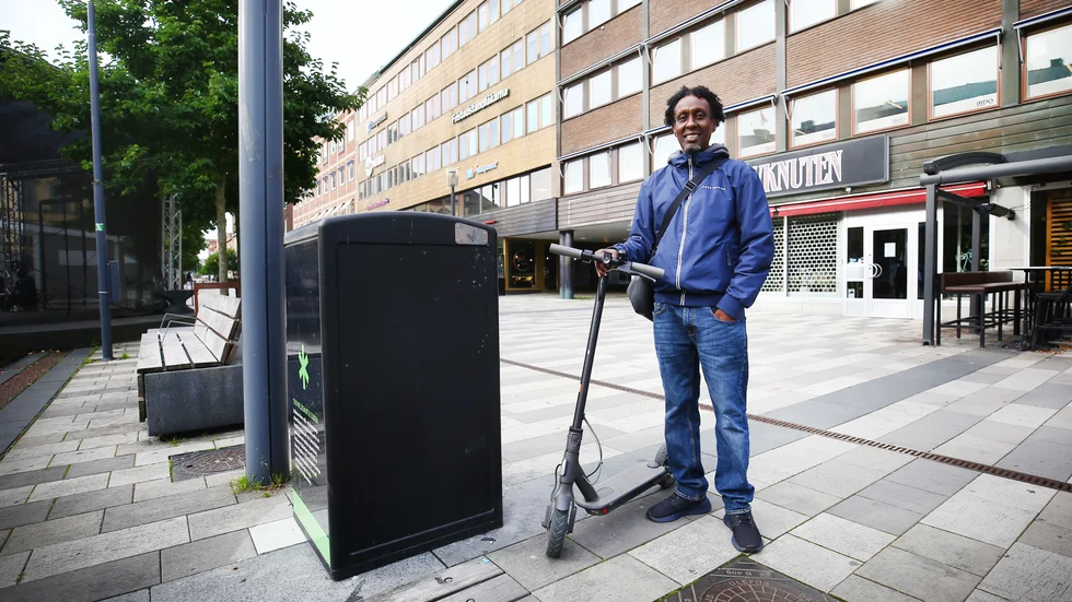 "Regeringen kan lika gärna förbjuda dem. Jag tar den när jag har bråttom annars åker jag med bussen. Det är löjligt med försäkring, men hjälm tycker jag är bra. Skatt eller försäkring för att köra är bara för att regeringen vill ha in en massa pengar", menar Yonis Matan, 46 år, Eskilstuna.