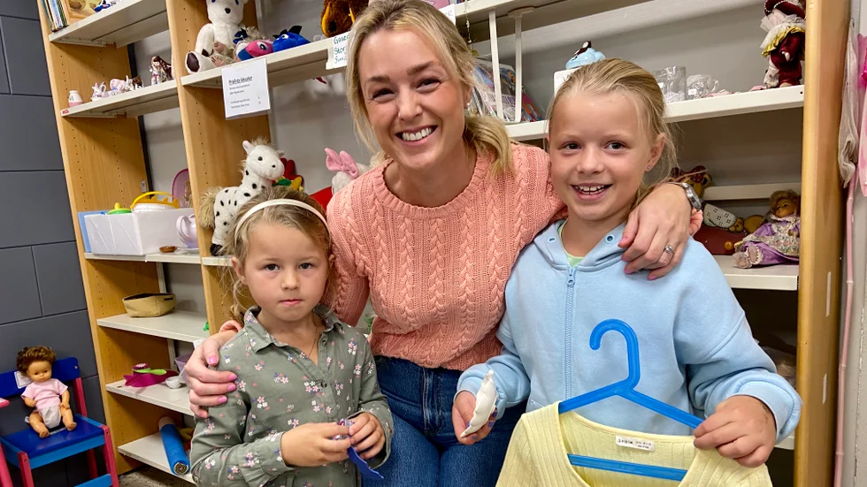 Sandra Strömberg tog med döttrarna Nalah och Mila Strömberg på skattjakt. "Vi älskar loppisar" avslöjade hon. Nalah fyndade tre klänningar och storasyster Mila var också nöjd: "Jag har hittat en gul tröja och ett löv att lägga örhängen på".