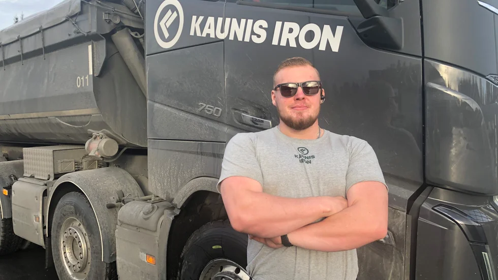 Österbottningen Kevin Isaksson är en av Kaunis Irons ungefär 130 lastbilschaufförer.