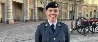 Emma, 20, från Boden vaktade slottet på kungens jubileum