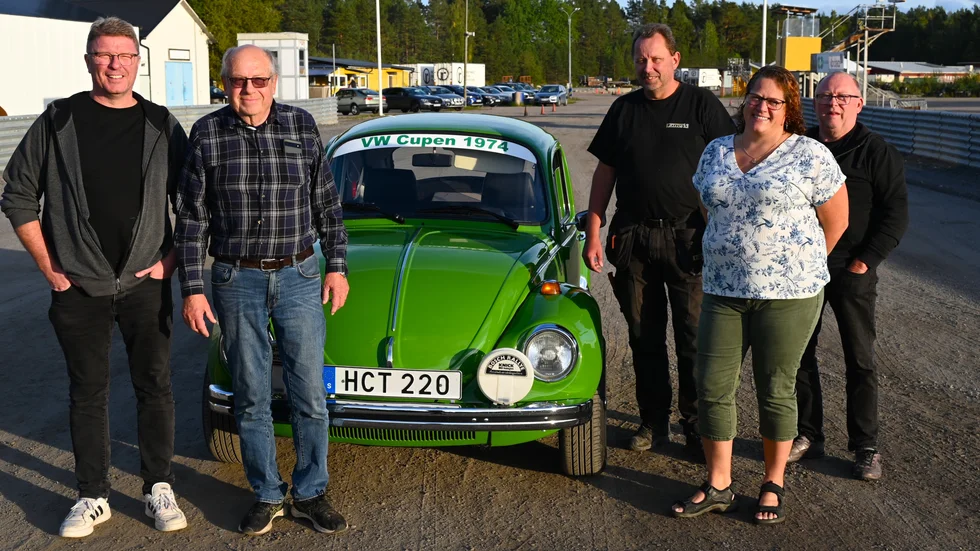 En stortävling som EMK-kannan kräver en stor skara medarbetare. Här syns Åke Berg, tävlingsledaren Kjell Eriksson, banchefen Anders PG Malmström, Helena Malmström och Sune Vesterlund vars VW Bubbla kommer synas i tävlingen.