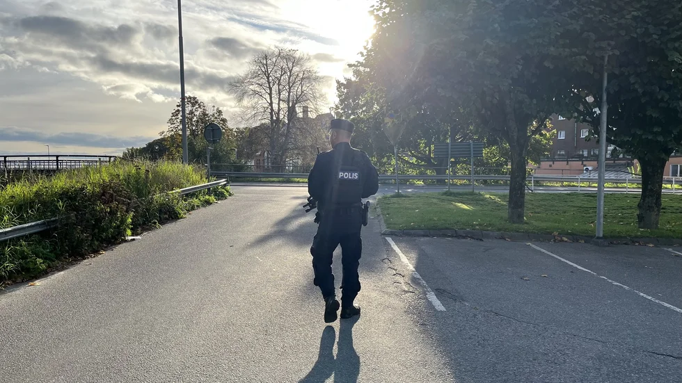 Säkerhetspådrag utanför polishuset där häktningsförhandlingarna hölls under måndagsmorgonen.