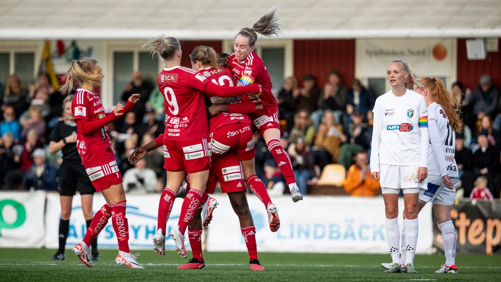 Sara Eriksson, Tuva Skoog, Fanny Andersson, Anam Imo och Cecilia Edlund jublar efter Piteås härliga 5-2-seger inför 976 åskådare.