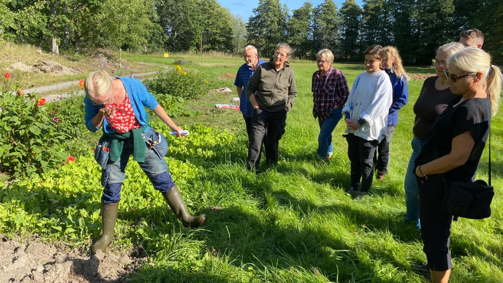 Hanna Jönsson föreläser om skogsträdgårdar på en trädgårdskurs vid Marsbäcken. Jorden är en av förutsättningarna för odling och Hanna brukar be deltagarna både dofta och smaka på den.