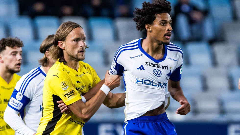 Mjällbys Tom Pettersson och IFK:s Jesper Ceesay i en duell under första halvlek.