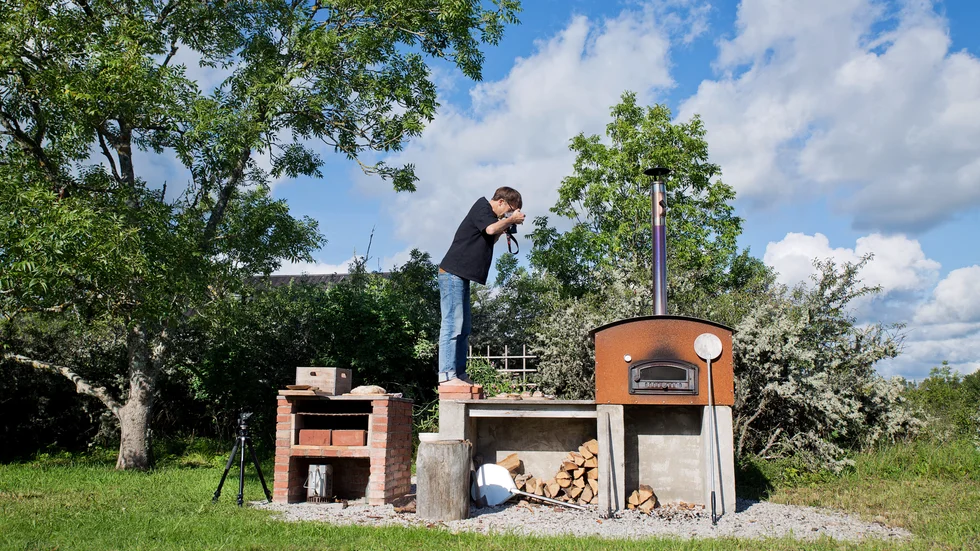 ”Det här är den första som fotas här”, säger bakboksförfattaren Martin Johansson. Han fotograferar sin sjätte bok själv, vid sommarhuset i Katthammarsvik.