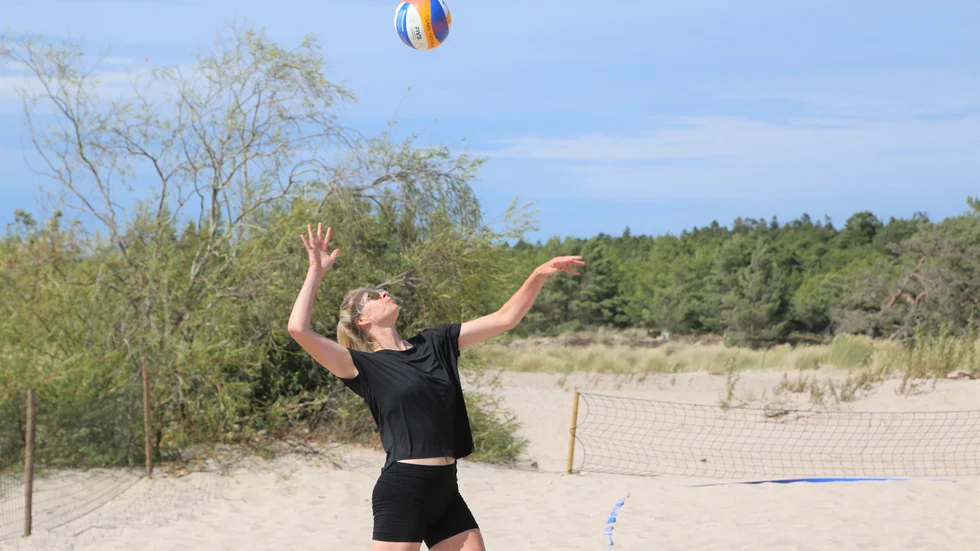 Alvina Edmundson servar i finalen av Gotlandsmästerskapen i beachvolleyboll 2023.
