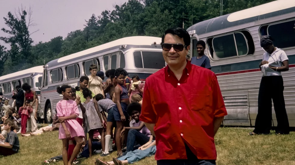 "Hur man blir en sektledare" utforskar historiska sektledares dragningskraft med smått humoristiskt ton. I bild Jim Jones från självmordssekten i Jonestown. Pressbild.